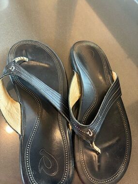 OluKai Black Leather Thong Sandals. Size 9